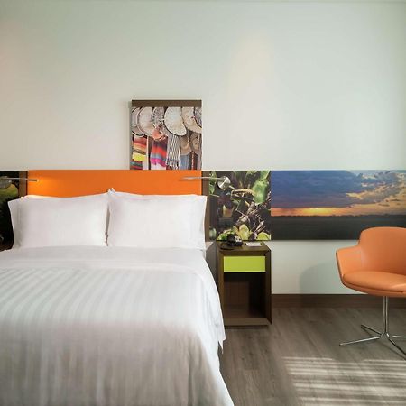 Hotel Hampton By Hilton Yopal Exterior foto